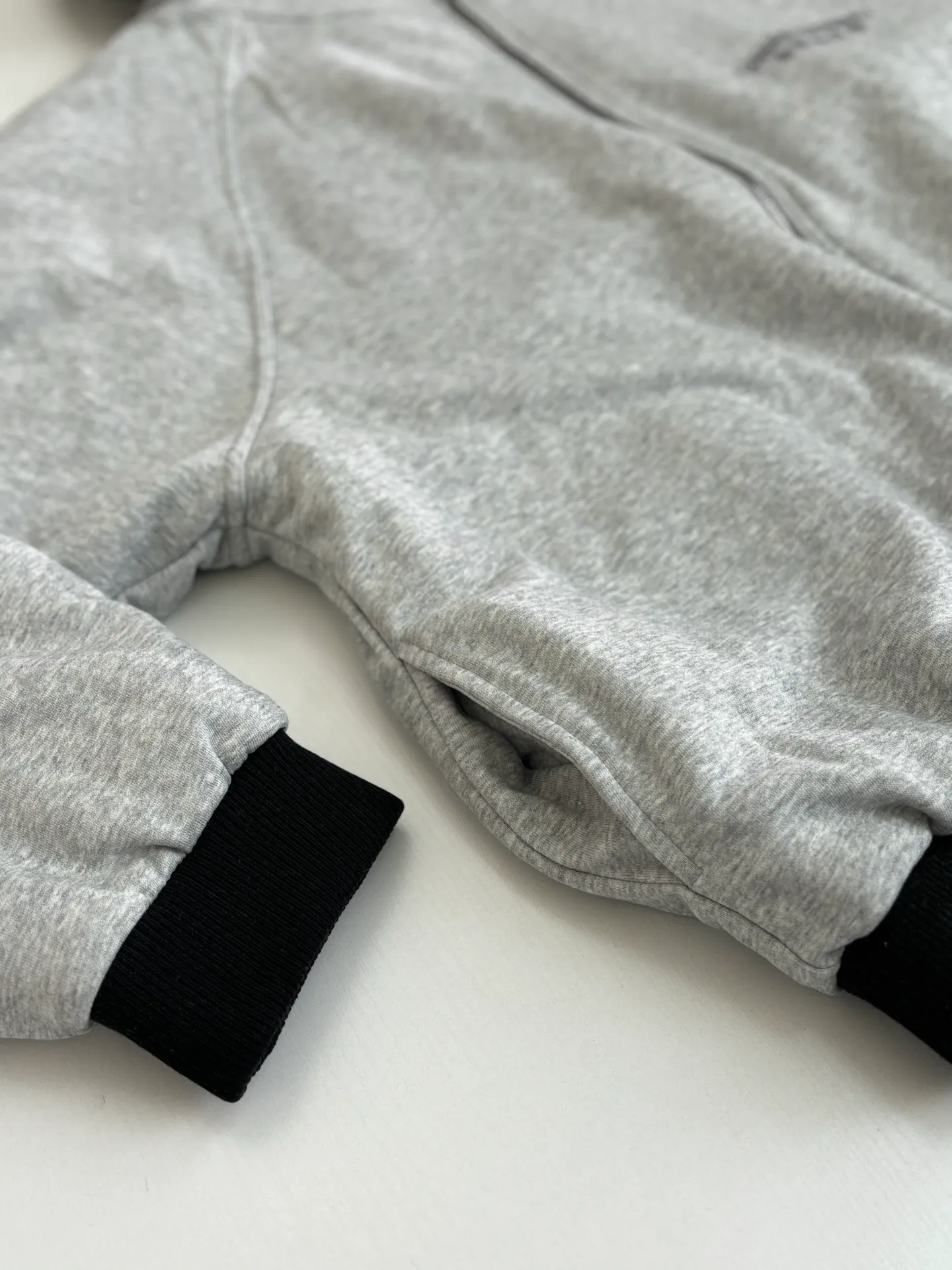 P850 Chrome Heart*/Chrome Heart 25 new style Horseshoe print double-sided hooded cotton jacket. The original domestic spot purchase is 3.98W. The development cost is extremely high. The front is made of jacquard woven fabric. The minimum order quantity is 1000 meters. The other side is gray yarn 260 grams. All developed and customized according to the original version. Refuse to use off-the-shelf wrong fabrics. Four layers of thickness blessing. You can survive the winter in one piece (one layer of gray knitted lining, two layers of gall fabric, and one layer of down cotton) Size：S/M/L
